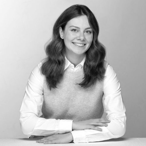 Nachtaufnahme zeigt Bühne und Publikum beim Open Air-Konzert der Rolling Stones 2017 in Spielberg